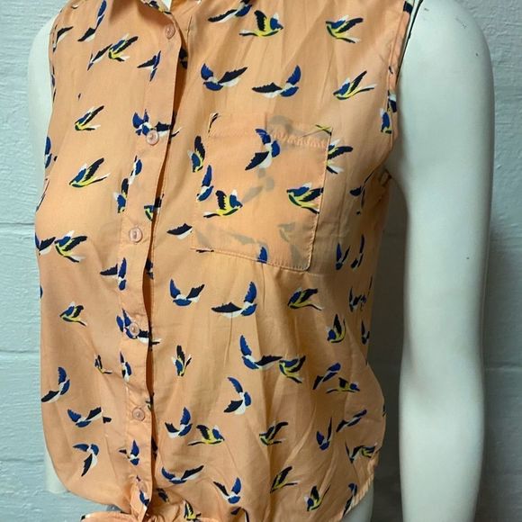 Sleeveless blouse, ties at the bottom. - Picture 4 of 7